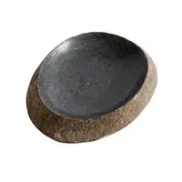 Skål med glat, mørk inderside og ru, naturlig yderside. Rund form. Diameter 25-30 cm.