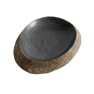 Skål med glat, mørk inderside og ru, naturlig yderside. Rund form. Diameter 25-30 cm.