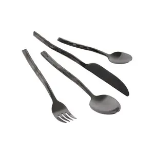 Sort bestiksæt med teksturerede håndtag og glatte hoveder. Inkluderer gaffel, kniv, spiseske, teske.