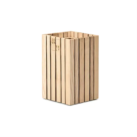 Plantekasse i lyst træ med lodrette lameller, rektangulær form, fra SQUARELY COPENHAGEN.