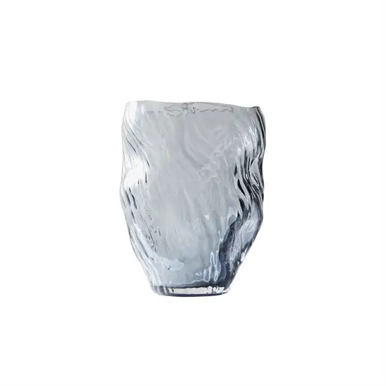 Muubs vase med uregelmæssig, bølget tekstur i røgfarvet grå. Rundet og asymmetrisk form.