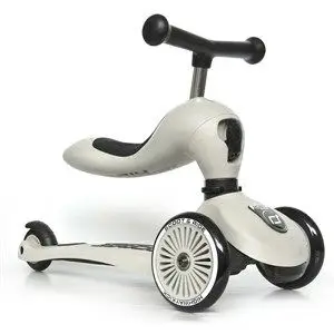Lysegrå børnescooter med sæde, styr og tre hjul for stabilitet. Moderne design.
