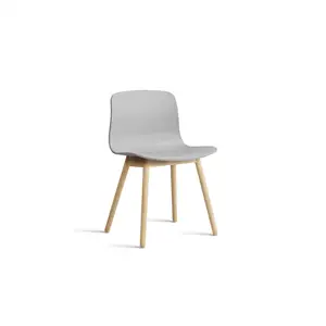 Hay - Spisebordsstol - AAC 12 - About a chair - Concrete Grey 2.0 - Ben: sæbebehandlet eg