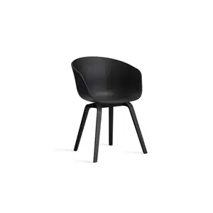 Sort spisebordsstol med buet sæde og ryglæn, moderne design og fire sorte ben.
