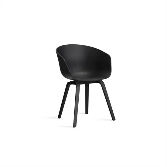 Sort spisebordsstol med buet sæde og ryglæn, moderne design og fire sorte ben.