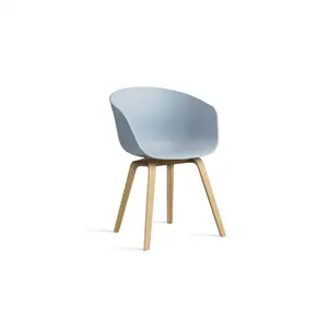 Moderne spisebordsstol med blåt sæde, buet ryg og fire træben i minimalistisk design.