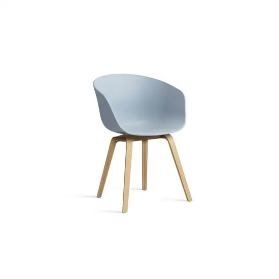 Moderne spisebordsstol med blåt sæde, buet ryg og fire træben i minimalistisk design.