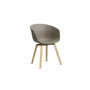 Spisebordsstol med khaki skal-sæde og lyse træben. Minimalistisk design.