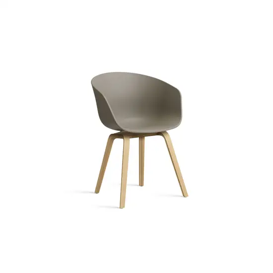 Spisebordsstol med khaki skal-sæde og lyse træben. Minimalistisk design.