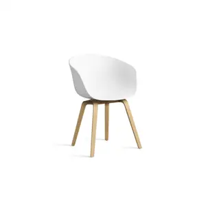 Hvid stol med buet ryglæn og sæde, fire træben med naturlig finish, moderne design.