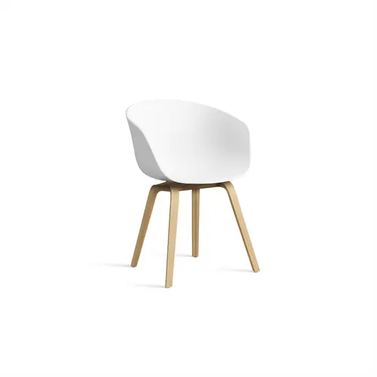 Hvid stol med buet ryglæn og sæde, fire træben med naturlig finish, moderne design.