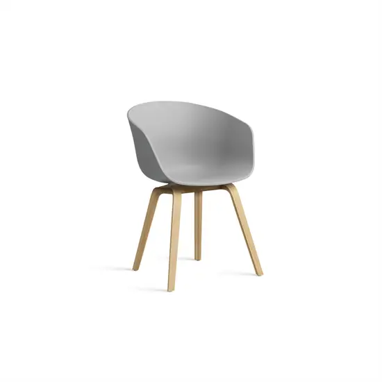 Grå stol med buet ryglæn og fire træben i moderne design.