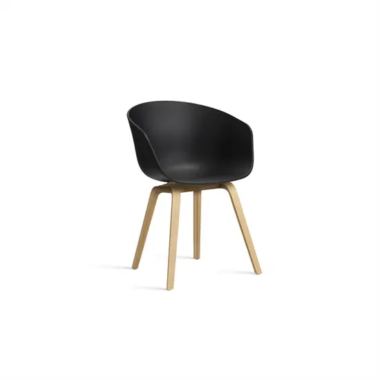 Sort spisebordsstol med rund ryg og sæde, fire skrå træben. Designet er moderne og minimalistisk.