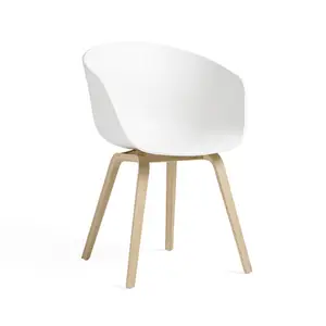 Hvid spisebordsstol med rundt sæde og sæbebehandlede egetræsben i minimalistisk stil.