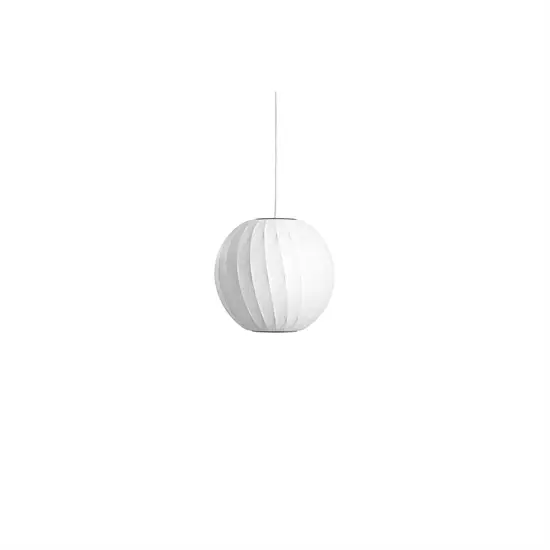 Sfærisk HAY-krisskross lampe i off-white med jævne folder, hængende fra en tynd ledning.