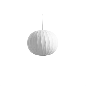 Rund off-white pendel med krydsmønster, hængende fra en tynd ledning.