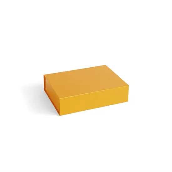 Lille, rektangulær opbevaringskasse i lys gul "Egg Yolk" farve med glat overflade.