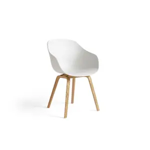 Stol med hvidt sæde og træben, moderne design, fire ben i vandbaseret lakeret eg.