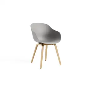 Spisebordsstol med formstøbt sæde og træben, minimalistisk og moderne design.