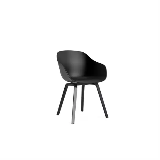 Sort, minimalist stol med glat sæde og ryg, fire mørke ben.