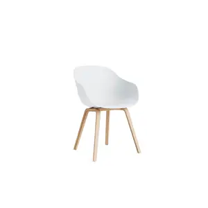 Stol med hvid skalformet sæde og naturlige træben, moderne og enkel i design.