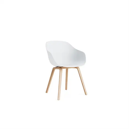 Stol med hvid skalformet sæde og naturlige træben, moderne og enkel i design.