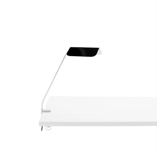 HAY Apex bordlampe i sort klipses til hvidt skrivebord. Slankt design med justerbar metalarm.