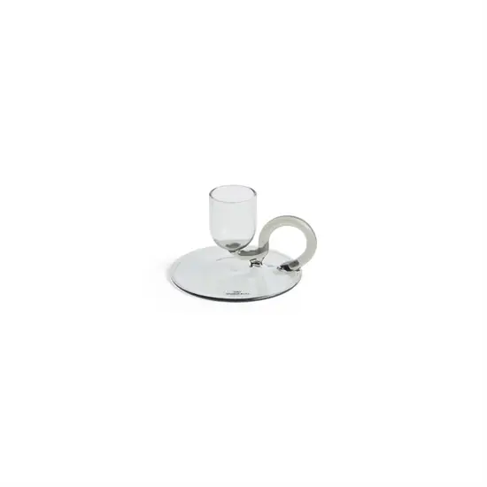 Grå, buet lysestage fra Hay på hvid baggrund. Enkel og moderne design, højde 5 cm.