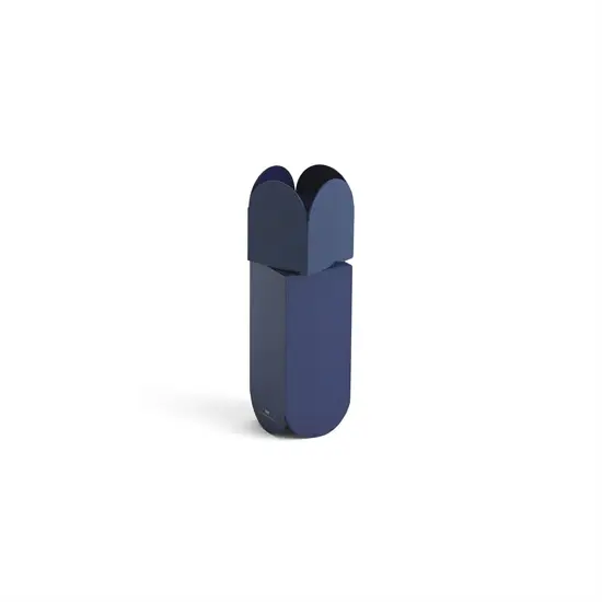 Mørkeblå HAY salt- og peberkværn "Arcs" med buet top og slankt, moderne design.