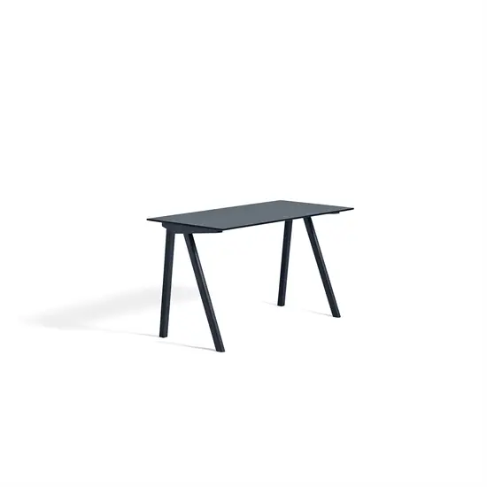 Mørkeblå skrivebord med rektangulær top og skrå ben, moderne og minimalistisk design.