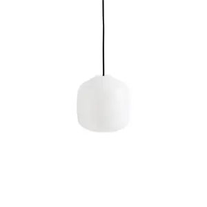 Hvid pendellampe i glas med sort ledning, enkelt og moderne design.