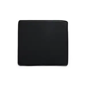 Sort læder sædepude, firkantet design, med glat overflade og let polstrede kanter.