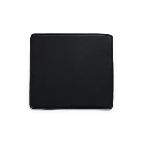 Sort læder sædepude, firkantet design, med glat overflade og let polstrede kanter.