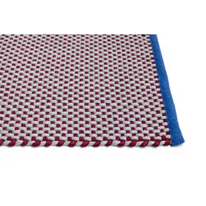 Tæppe med lysegrå og bordeaux vævet mønster, blå kant. Størrelse: 200x300 cm.