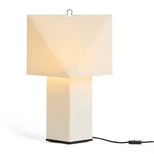 Geometrisk lampe med hvid skærm, sort bund og ledning med synlig kontakt.