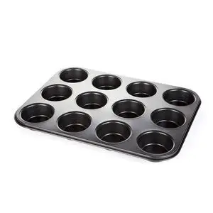 Muffinform i sort metal med 12 runde forme i tre rækker, perfekt til bagning af muffins eller cupcakes.