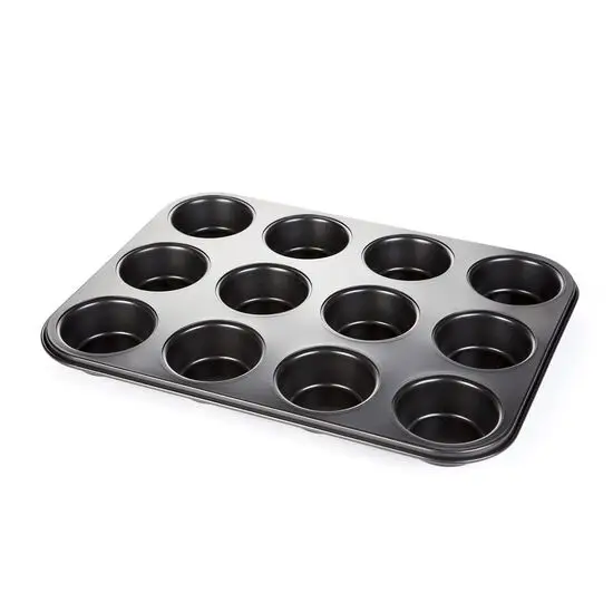 Muffinform i sort metal med 12 runde forme i tre rækker, perfekt til bagning af muffins eller cupcakes.