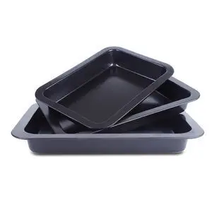 Tre sorte bradepander stablet ovenpå hinanden, let forskudt.