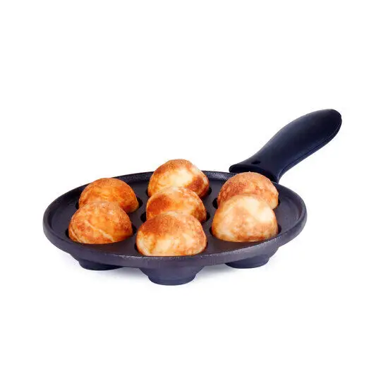 Sort æbleskivepande med seks gyldne æbleskiver og et håndtag, klar til servering.