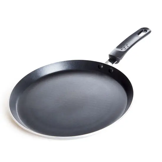 Flad pandekagepande med non-stick overflade og sort håndtag, 25 cm i diameter.