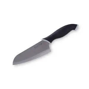 Santokukniv med bredt, skinnende sølvblad og sort ergonomisk håndtag.