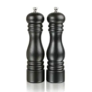 To sorte, slanke salt- og peberkværne i elegant design med metal top.