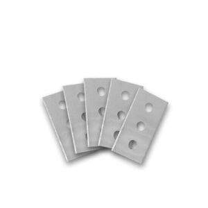 Fem metalblade til komfurskraber, arrangeret i en vifteform, hver med tre runde huller.