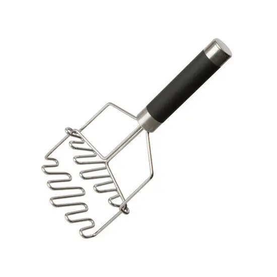 Kartoffelmoser med sort håndtag og metalhoved med bølgeformet design.