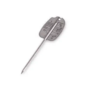 Fladt stegetermometer i metal med spids probe og temperaturangivelser på displayet.