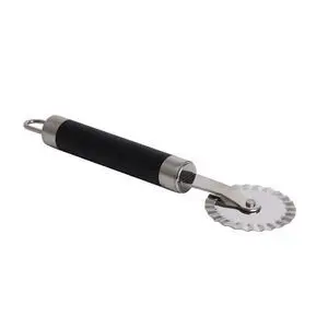 Sort håndtag med metal tandet hjul, bruges til at skære dej.