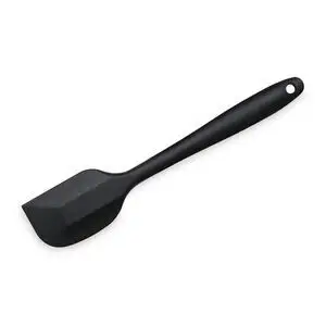 Sort silikone dejskraber med langt håndtag og hul til ophængning.