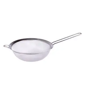 En metal sigte med finmasket net og en lang håndtag. Den er rund og ser robust ud til køkkenbrug.