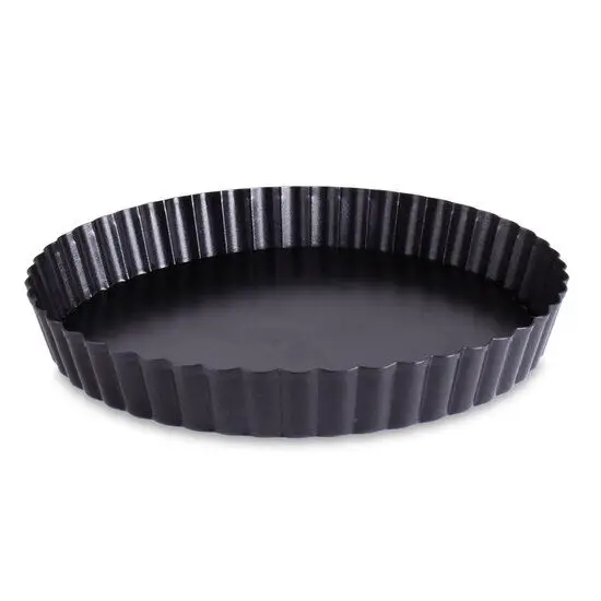 Rund tærteform med løs bund og riflede kanter, 25 cm i diameter.
