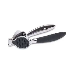 Skinnende metal hvidløgspresser med sort soft grip håndtag, ergonomisk og moderne design.